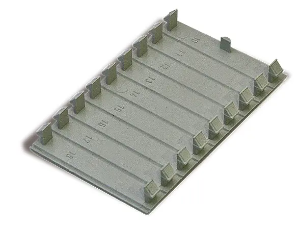 DIN-peitelevy 4 moduulille 6 kpl